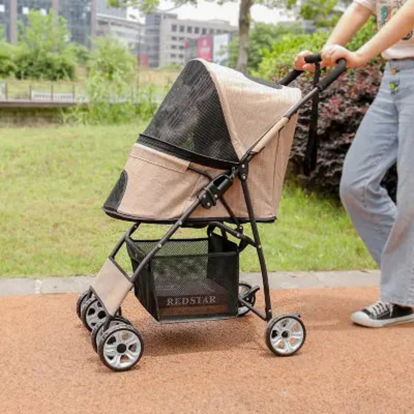Poussette pour chien PetStroller beige, tente en filet noir et sac de rangement arrière