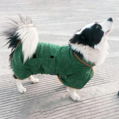 Peignoir pour chien vert, liseré orange, col montant et attache devant.
