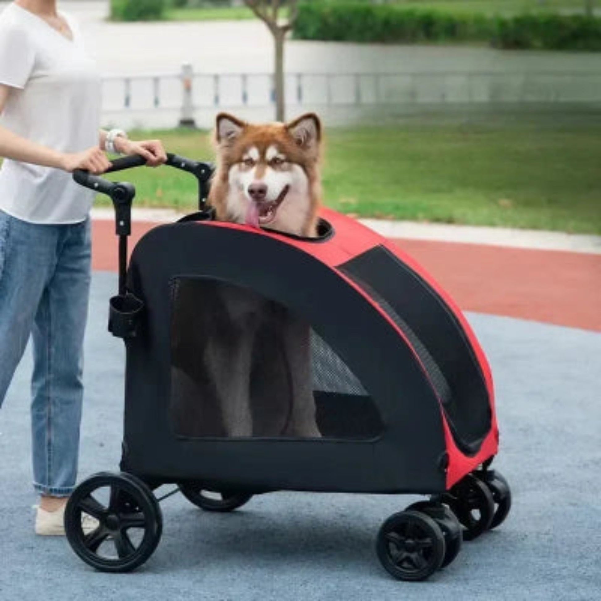Poussette à chien StrollyPet rouge, côté avec grandes roues et fenêtres en mesh noir
