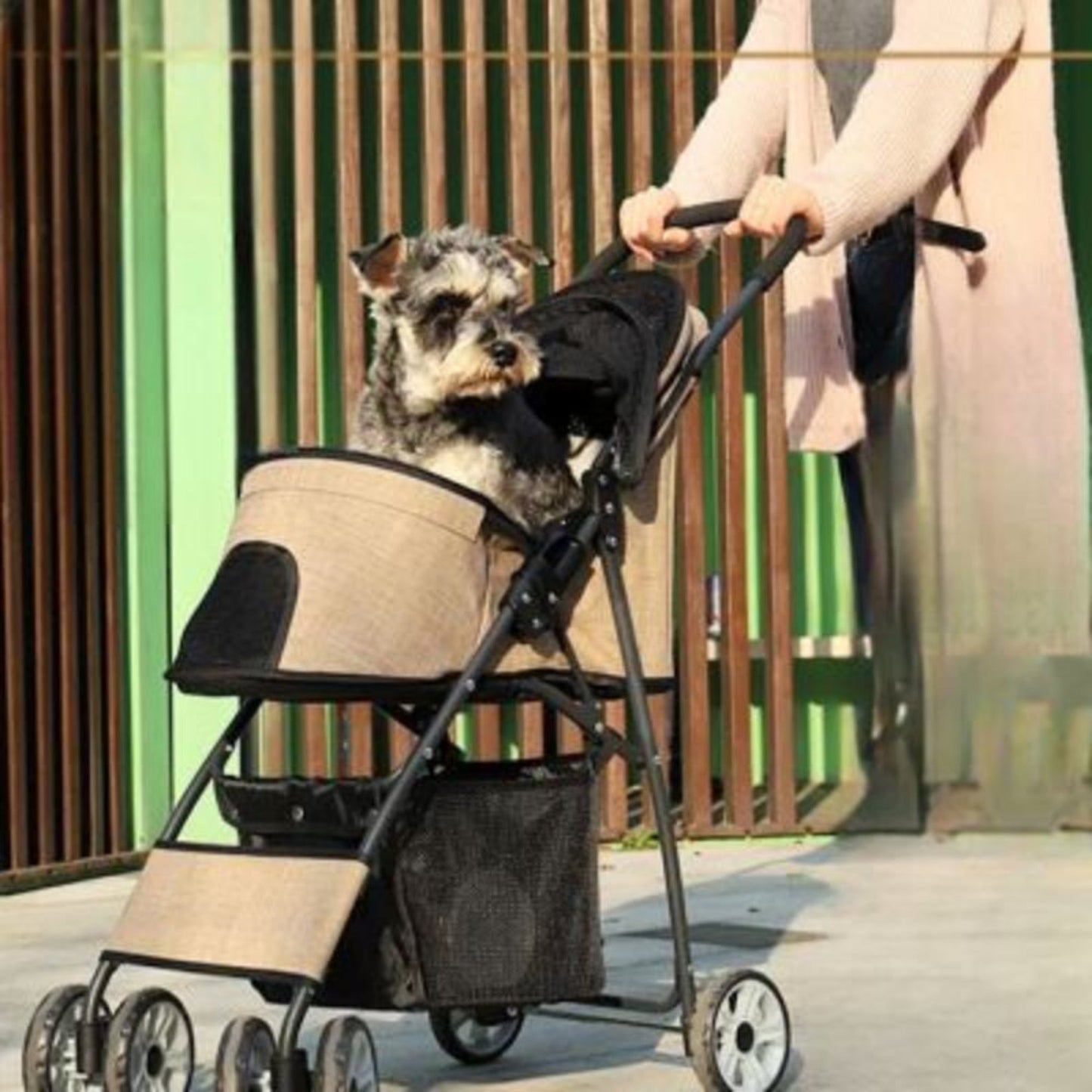 Poussette pour chien PetStroller beige, capote rabattable et panier avant à filet noir