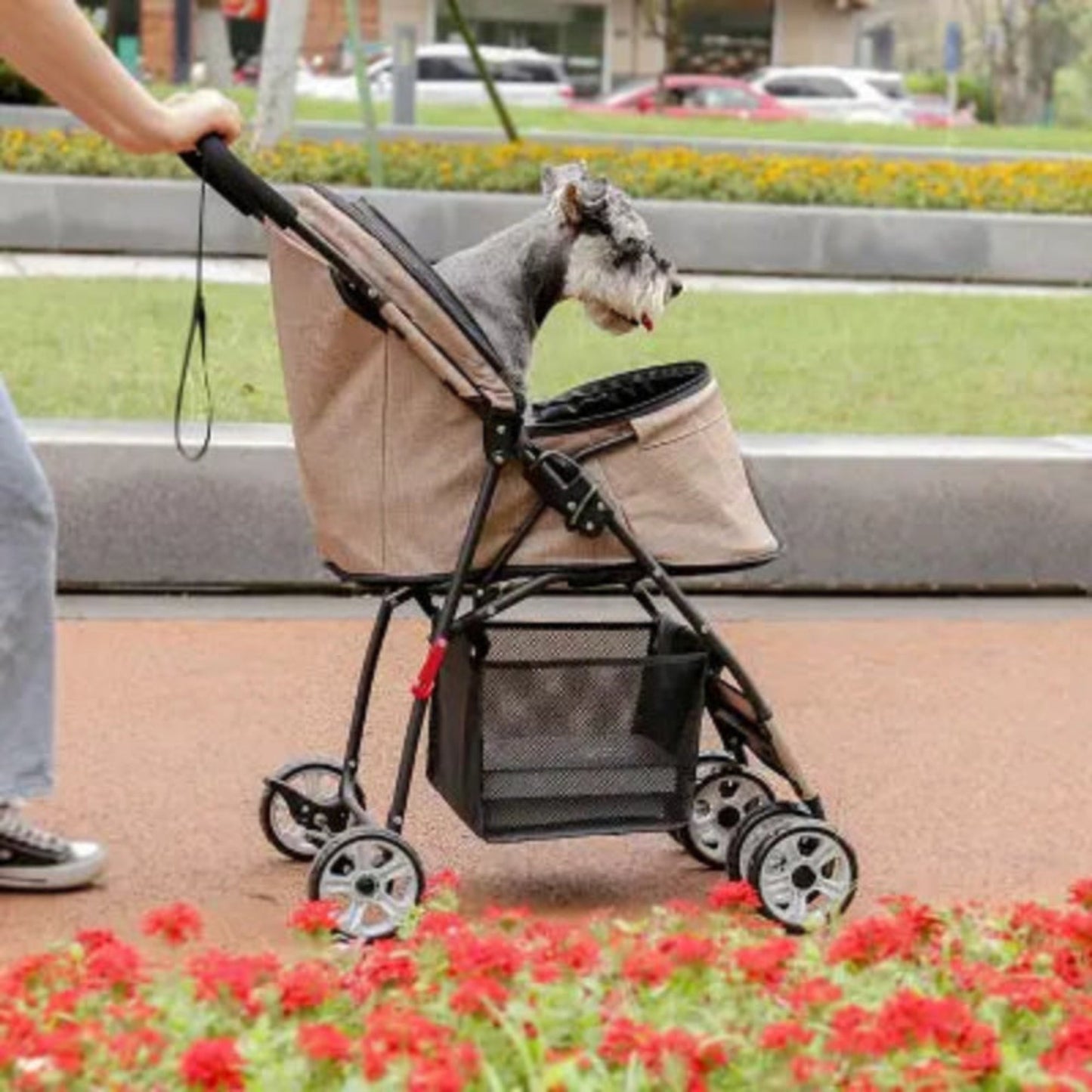 Poussette pour chien PetStroller beige avec pare-soleil et sac de rangement noir, roues grises