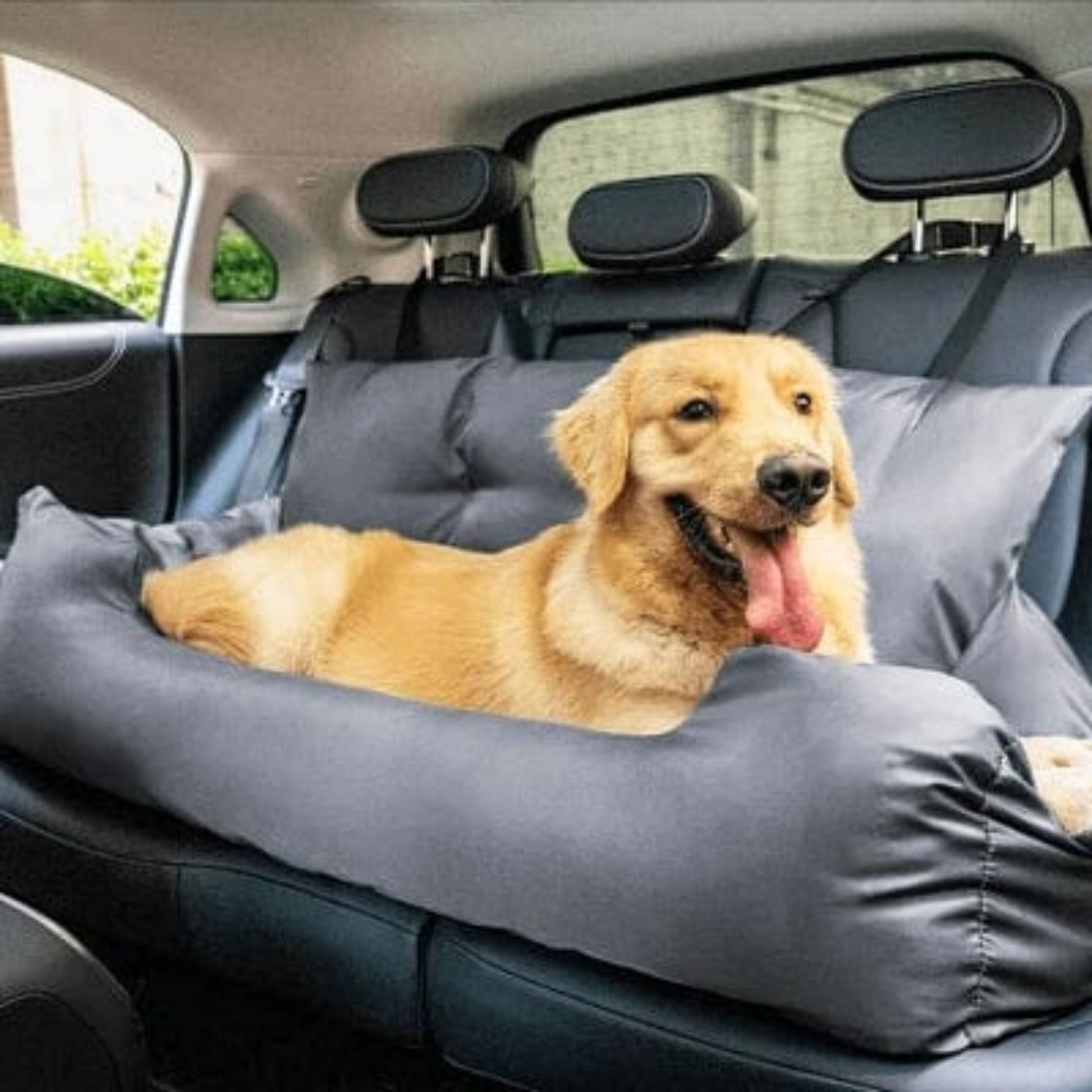 Coussin de siège auto gris rembourré, chien allongé, rabats de côtés