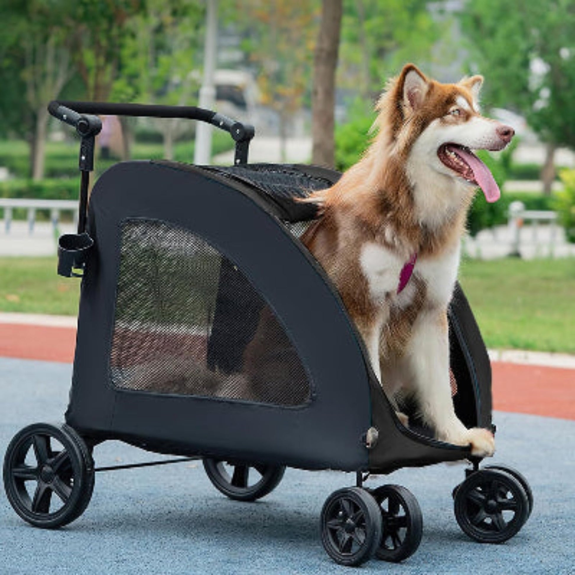 Poussette noire pour chien, capote en maille et fenêtres, roues pivotantes.