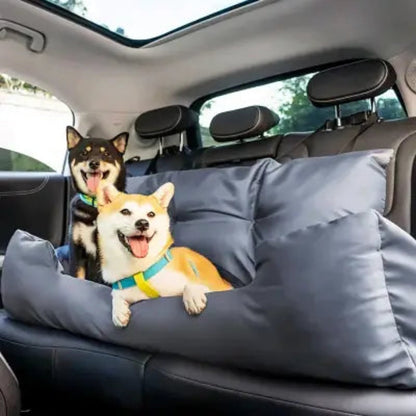 Coussin de siège auto gris avec parois, chiens au repos sur le matelas