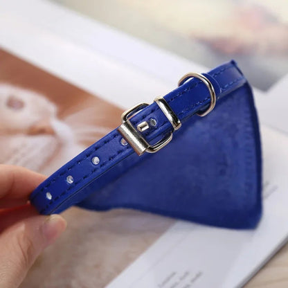 Bandana triangulaire pour chien bleu marine avec sangle et boucle chromée.