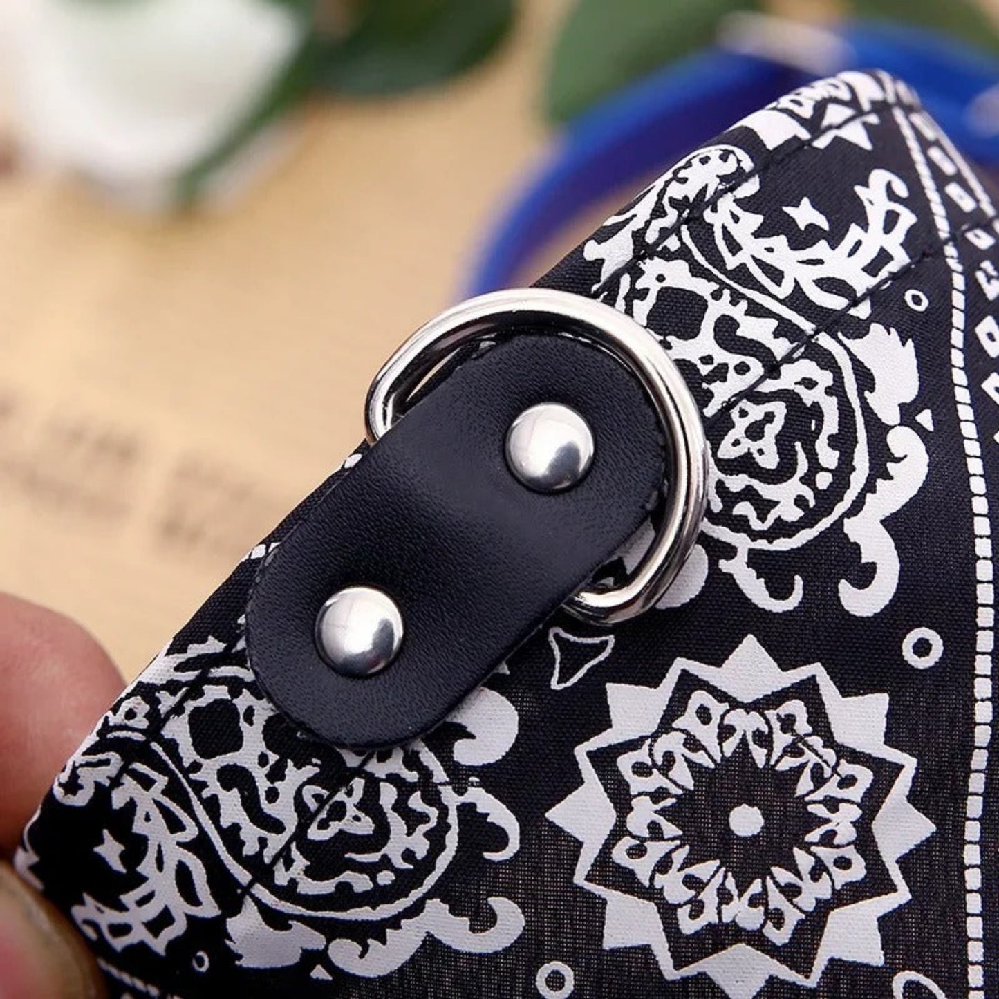 Bandana triangulaire pour chien noir à motifs blancs, attache à bouton-pression.