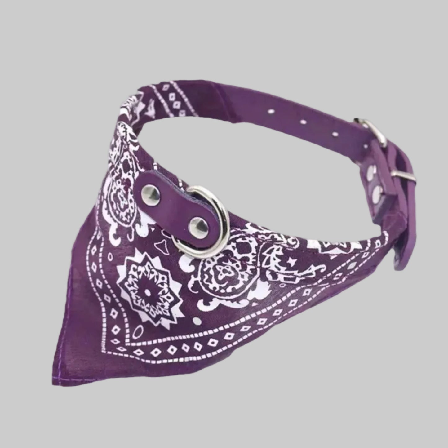 Bandana triangulaire pour chien violet à motifs blancs, boucle argentée.