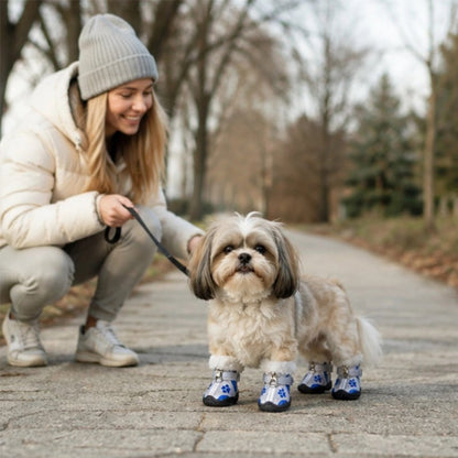 Chaussures pour chien à motif patte, couleurs bleu et rouge, semelles noires, avant visible.