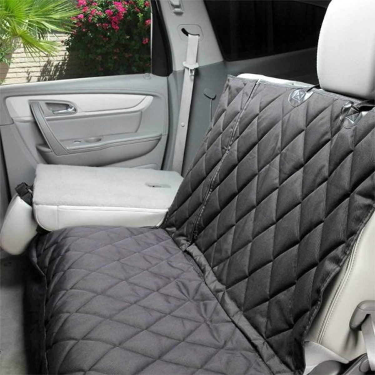 Protège-siège chien voiture noir matelassé à losanges, sangles et bordure, siège arrière