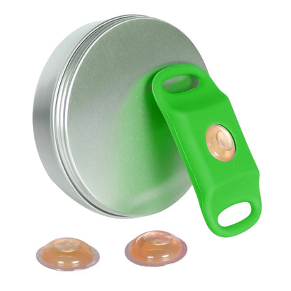 Boîtier anti-puce argenté avec bracelet vert et pastilles ambrées