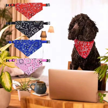 Collier pour chien avec bandana élégant rouge à motifs, attache réglable