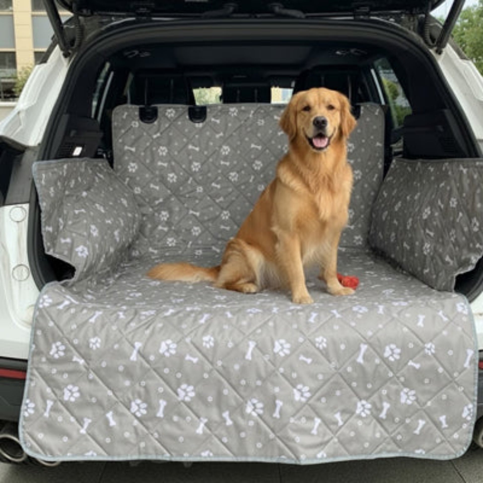 Housse SUV imperméable grise pour chien avec motifs pattes et os, dossier et banquette