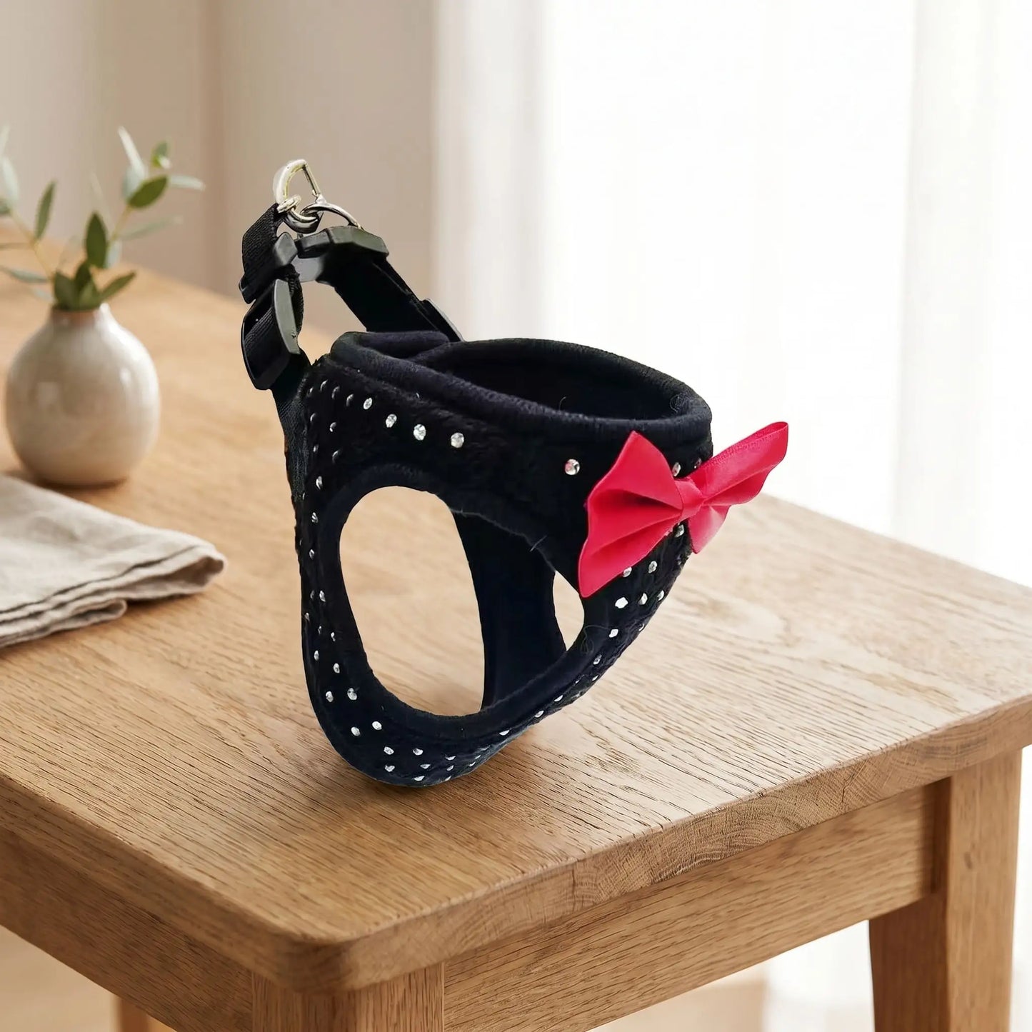 Harnais pour petit chien noir avec nœud rouge, doublure rembourrée et petits rivets