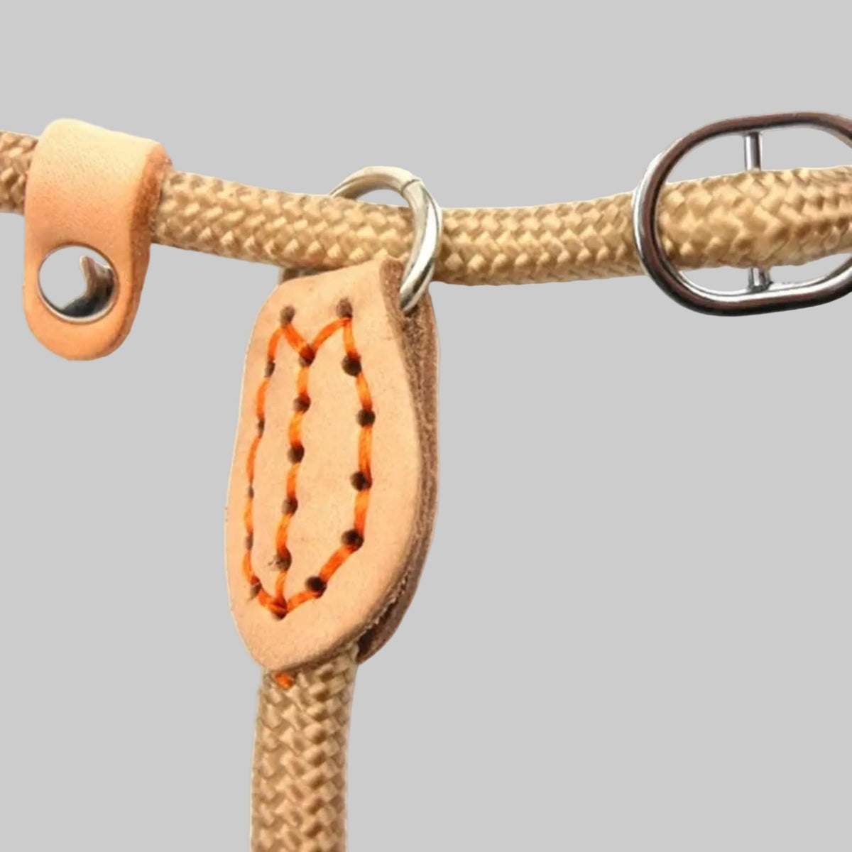 Laisse de chien tressée brune avec boucle métallique et passant en cuir
