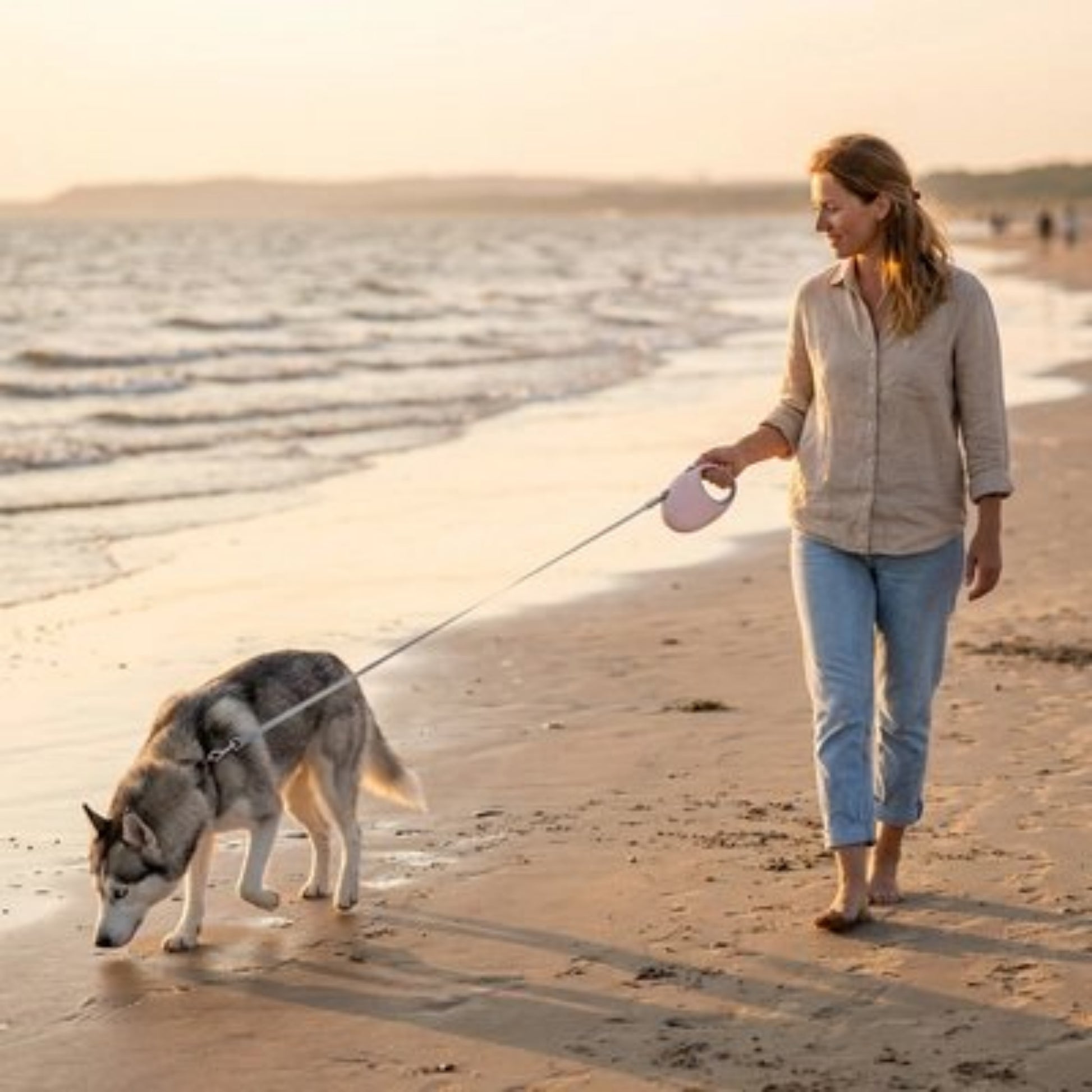 Laisse de Chien husky marche plage femme