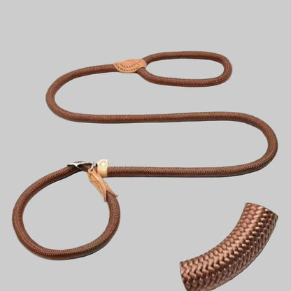 Laisse de chien coulissante tressée brun foncé avec anneau métallique et boucle