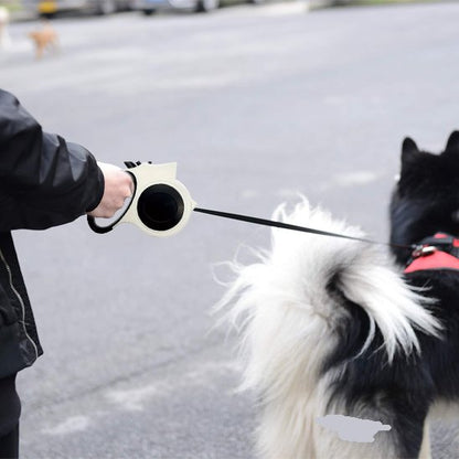 Laisse pour chien rétractable noire, poignée tenue près d’un chien