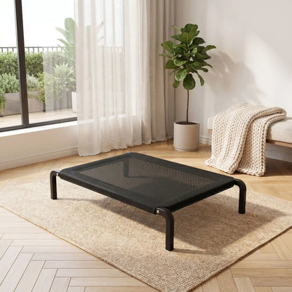 Lit surélevé pour chien avec cadre noir et surface en maille sombre