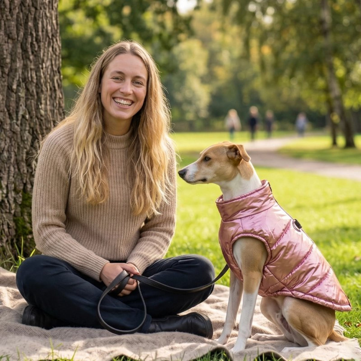 Manteau Chien assis devant sa maitresse au parc