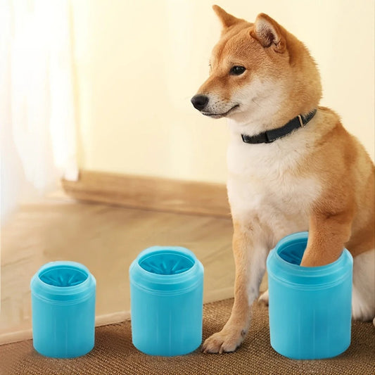 Nettoyeur de pattes en silicone bleu transparent : pots cylindriques autour d’un chien.