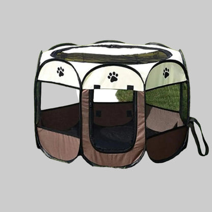 Parc pour chien sur herbe
