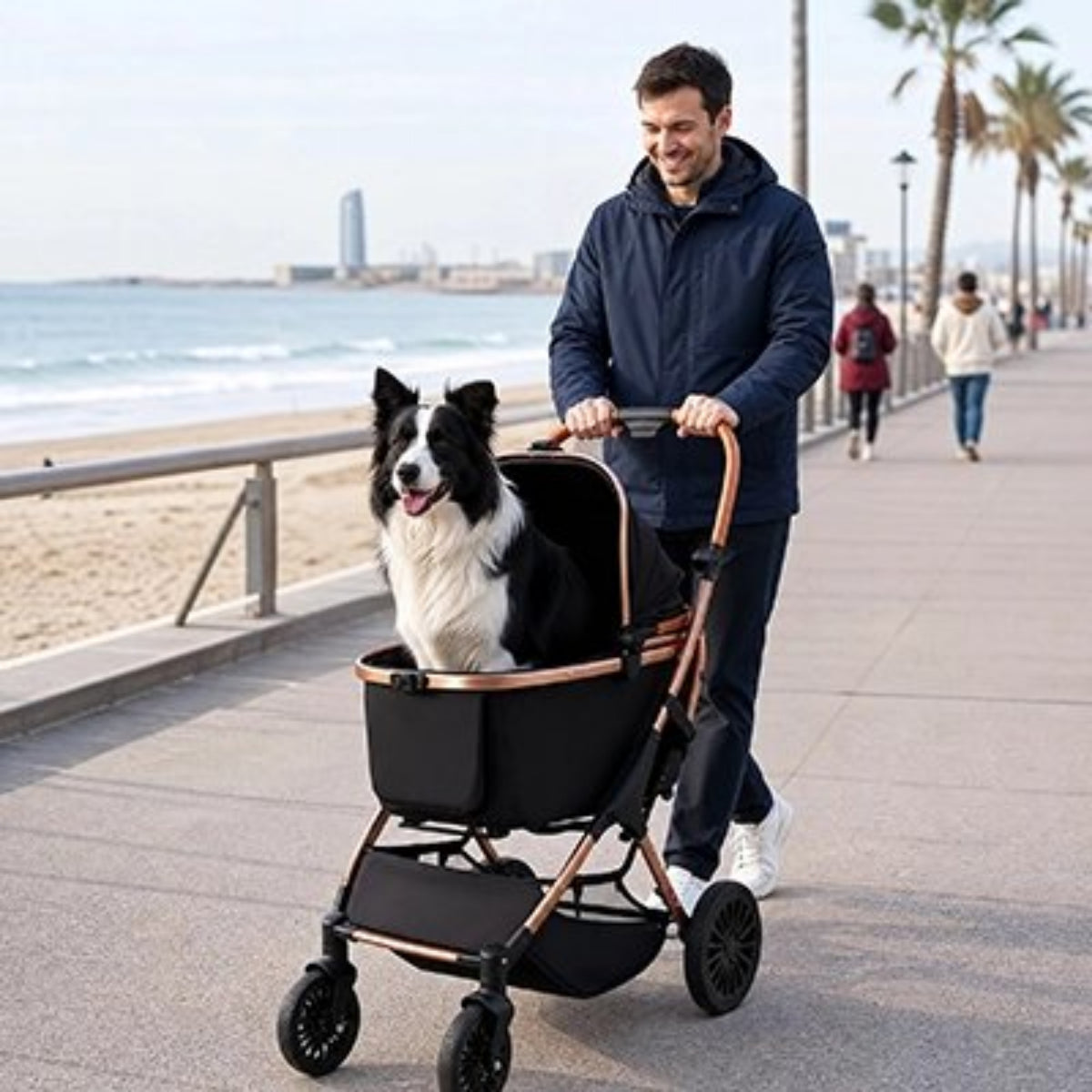 Poussette pour chien noire avec panier en tissu et roues pivotantes, cadre couleur cuivre.