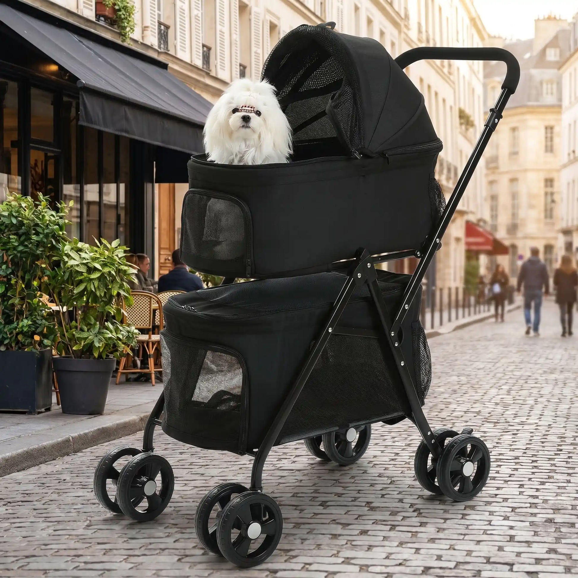 Poussette PetStroller noire avec chien blanc, panier arrière et capote ouverte