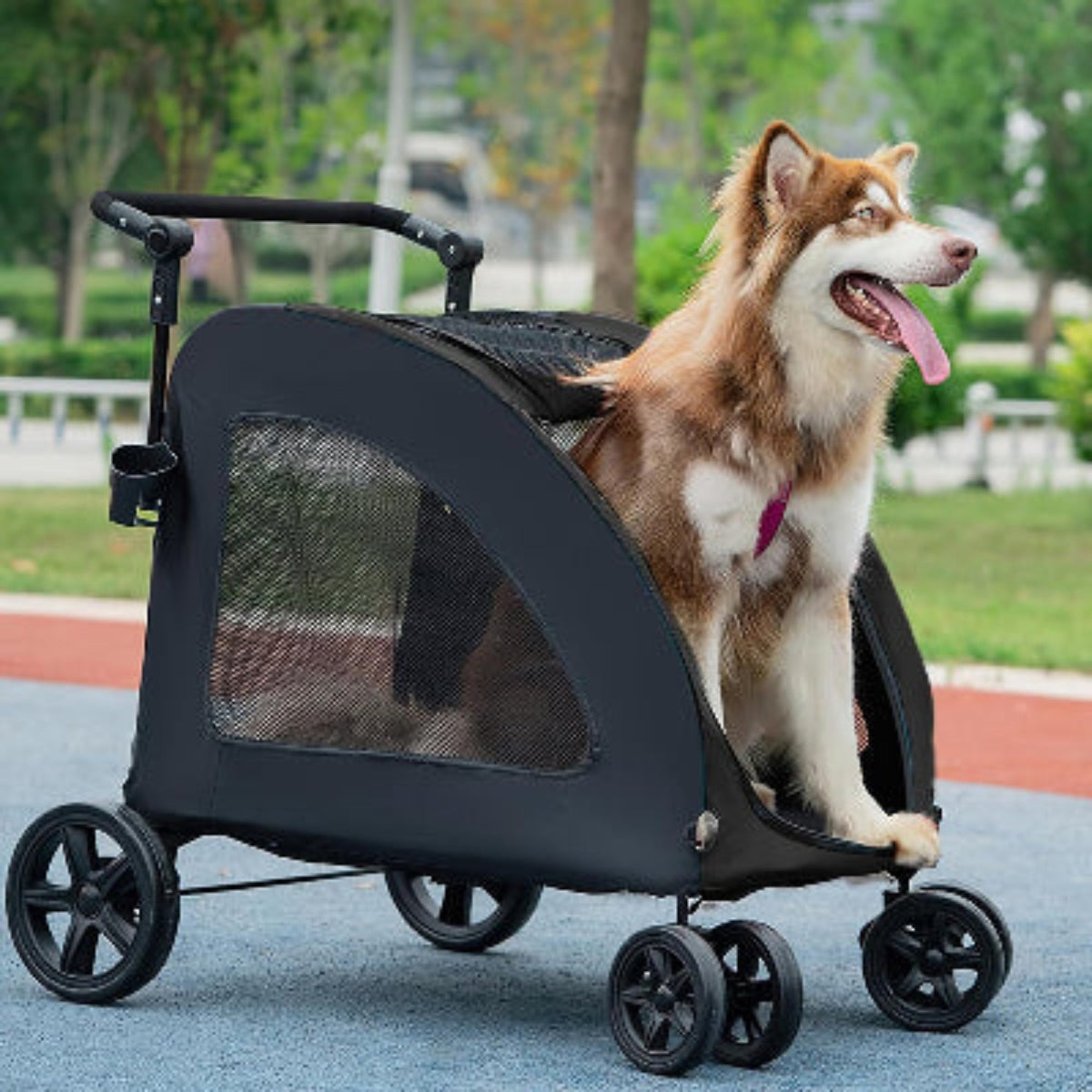 Poussette pour chien tout-terrain noire avec grande fenêtre en maille sur le côté