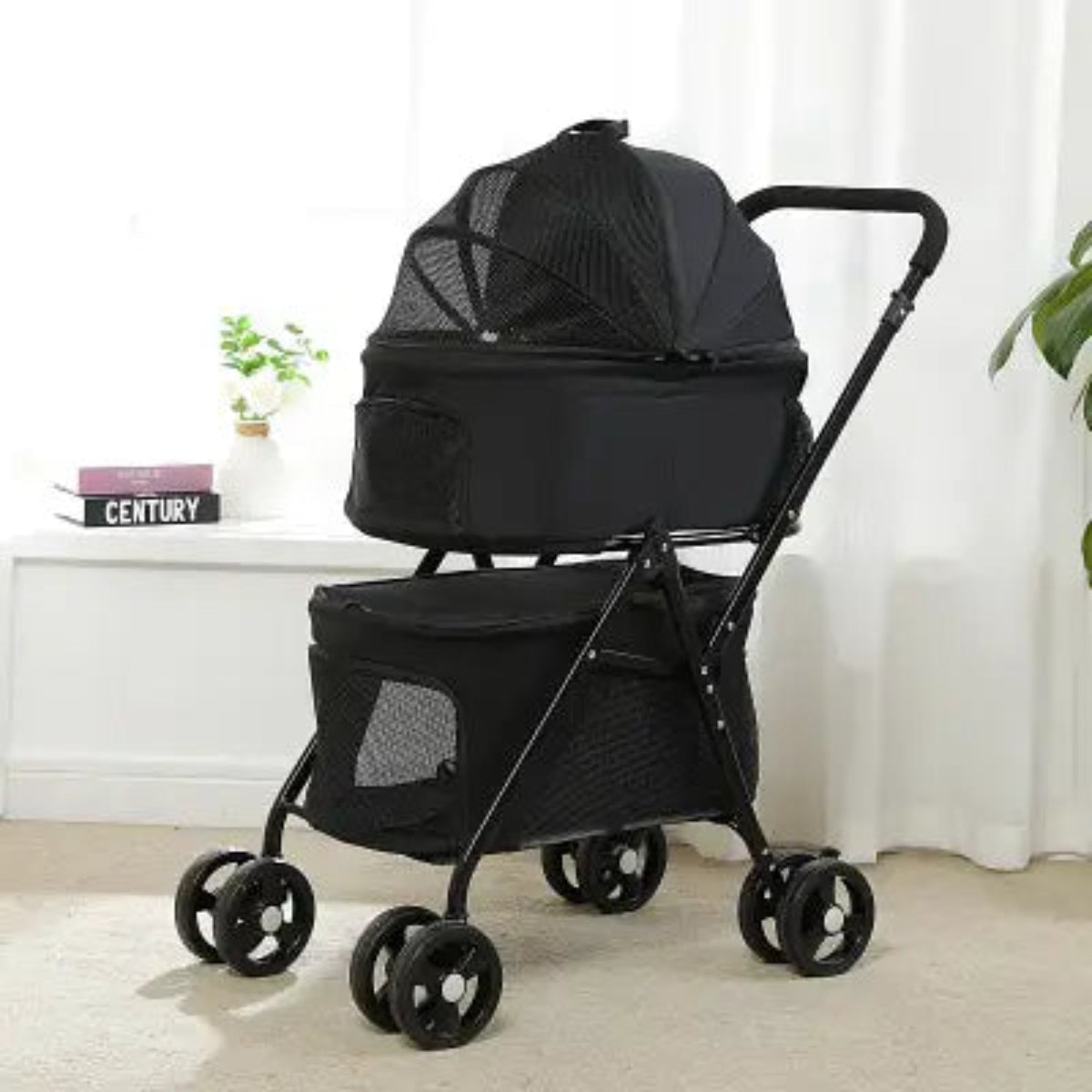 Poussette PetStroller noire avec auvent et panneau en filet sur le côté