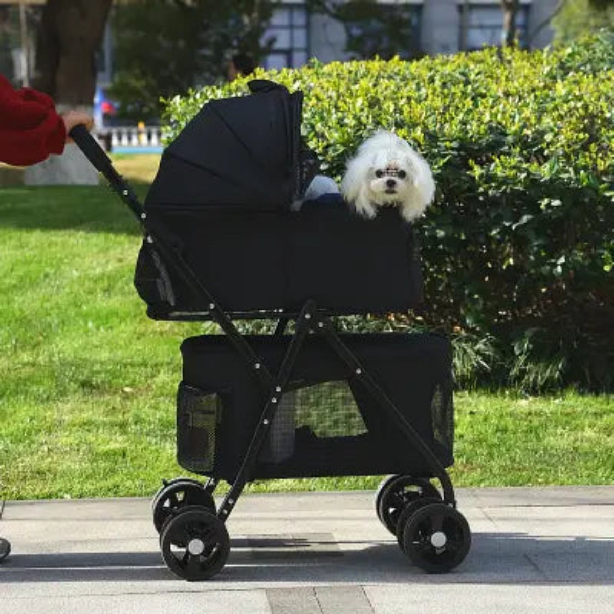 Poussette pour chien PetStroller noire, assise avec auvent plié et roues avant doubles