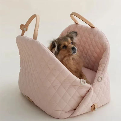 Rose sac pour transporter un mignon chien