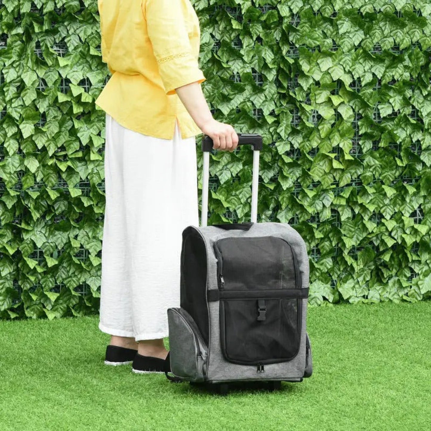 Sac à dos pour chien 2 en 1 tenu par une dame dans son jardin