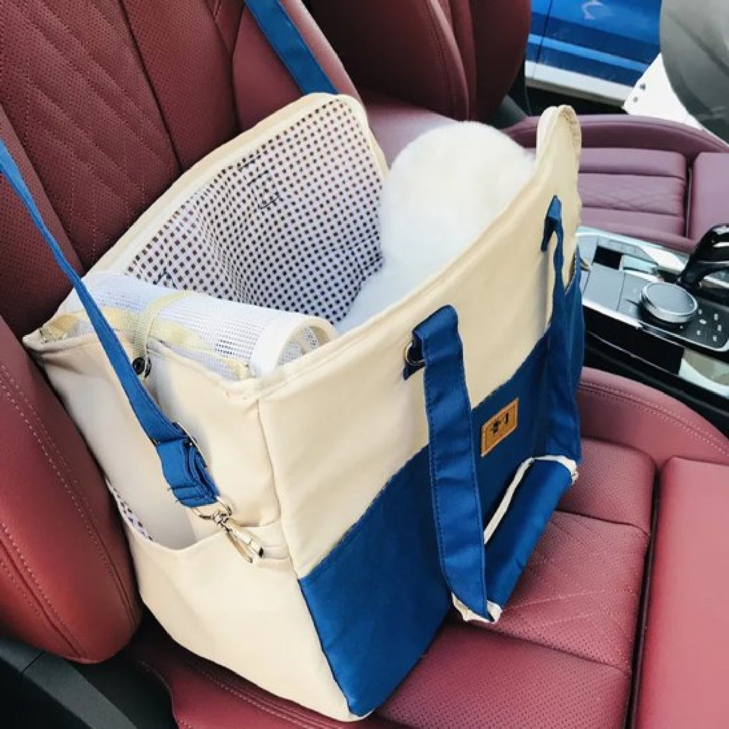 Sac voiture pour chien, beige avec côtés bleus, poches latérales et fermeture zippée.