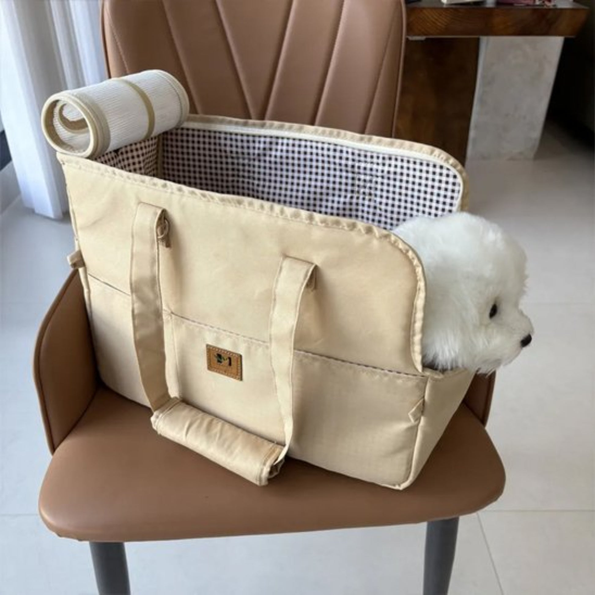 Sac voiture pour chien beige sur siège, grand rabat, sangles et coussin roulé à l’intérieur.