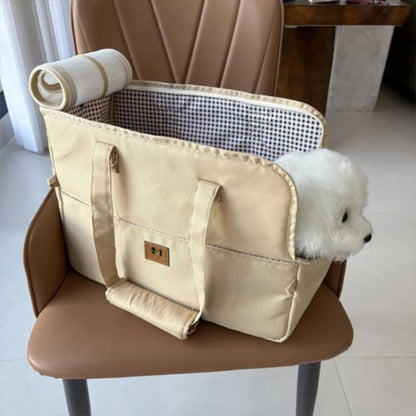 Sac voiture pour chien beige sur siège, grand rabat, sangles et coussin roulé à l’intérieur.