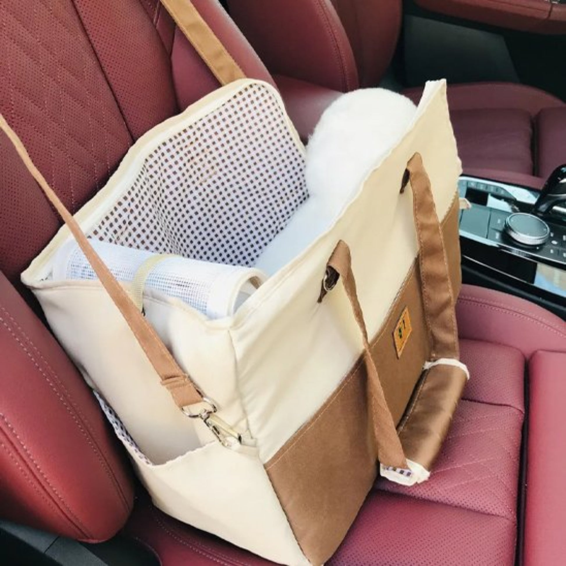 Sac voiture pour chien beige avec panneaux bruns, filet latéral et zips.