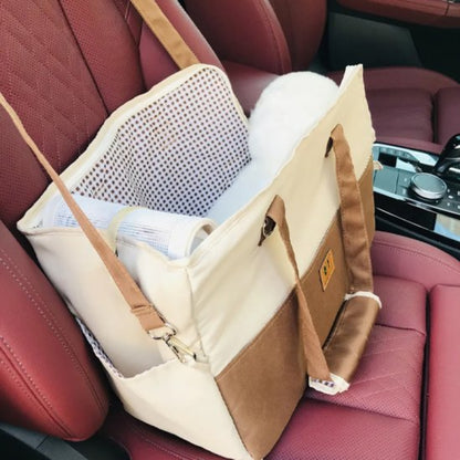 Sac voiture pour chien beige avec panneaux bruns, filet latéral et zips.
