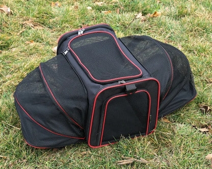 Sac de transport extensible pour chien noir à bordures rouges, panneaux en maille et fermeture