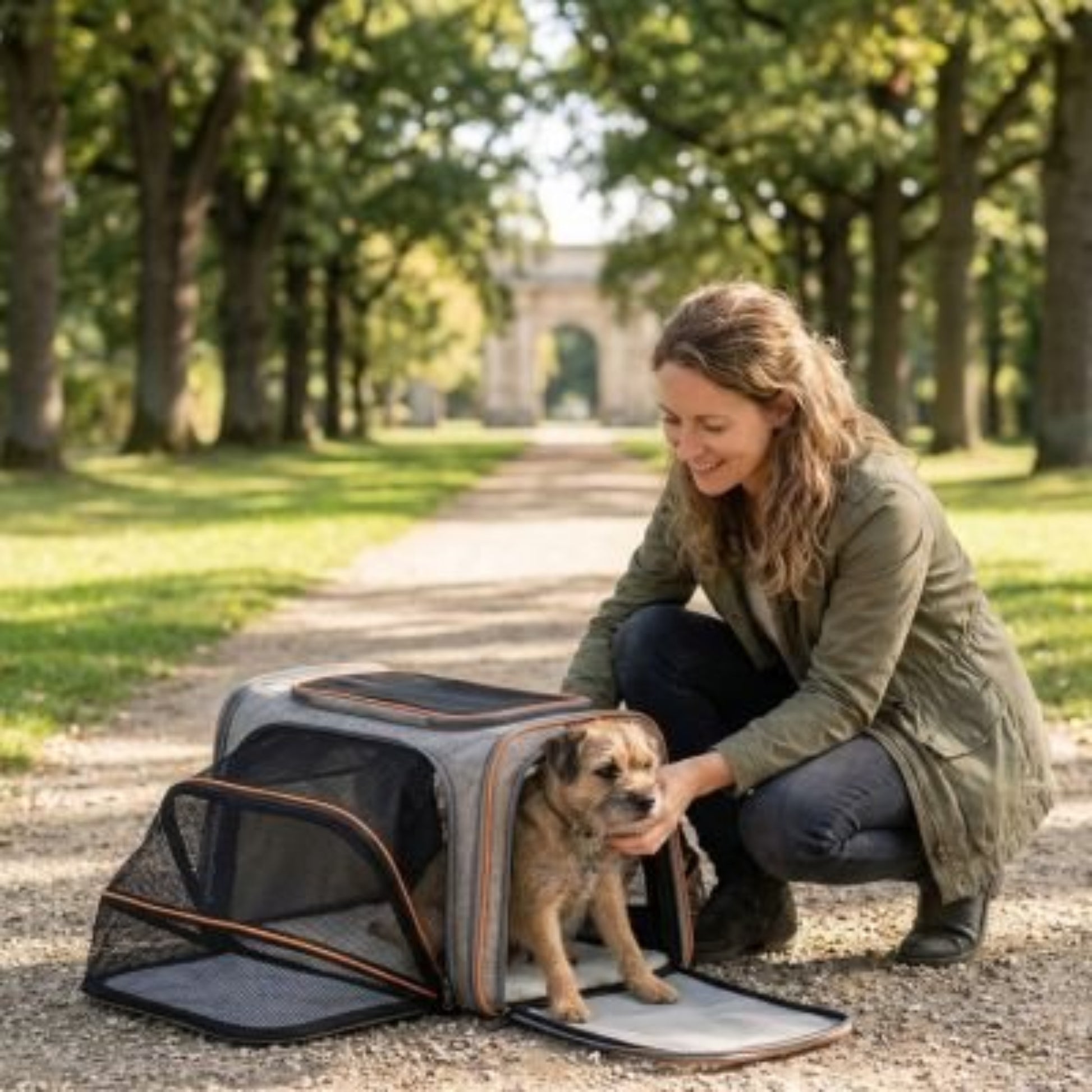 Sac de transport extensible pour chien gris foncé, ouverture frontale et tapis amovible