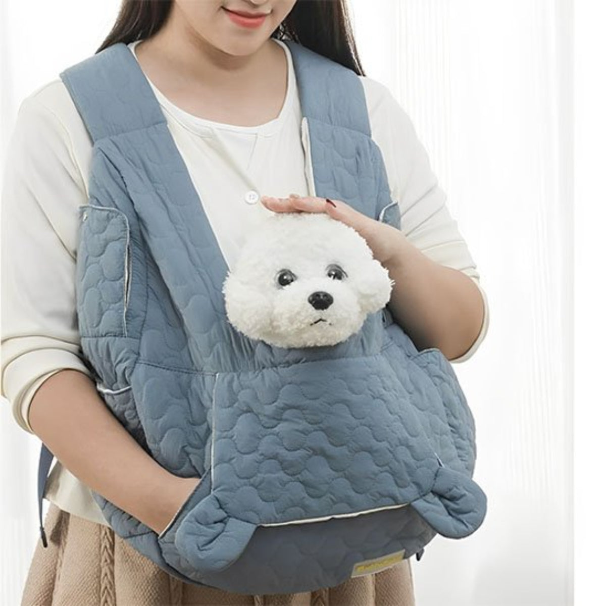 Sac de transport pour petit chien bleu ciel matelassé, sangle réglable et rabat.