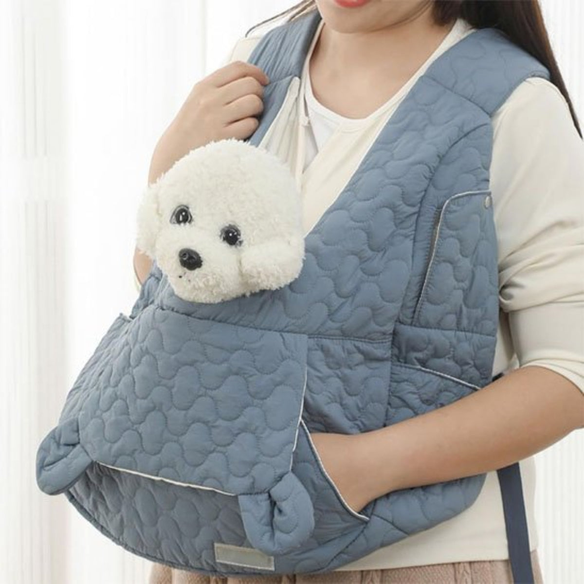 Sac de transport pour petit chien bleu ciel matelassé, poche frontale et sangle.