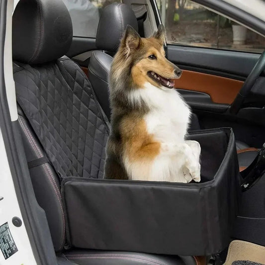 Sac de transport pour chien en voiture noir, parois rembourrées, chien assis à l’intérieur