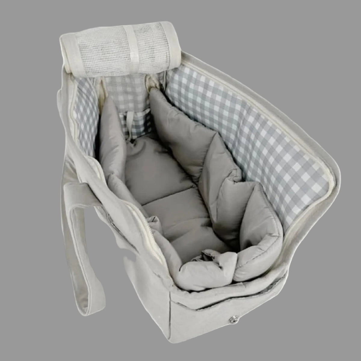 Sac de transport pour chien en tissu gris clair, ouvert, avec coussin et poignées