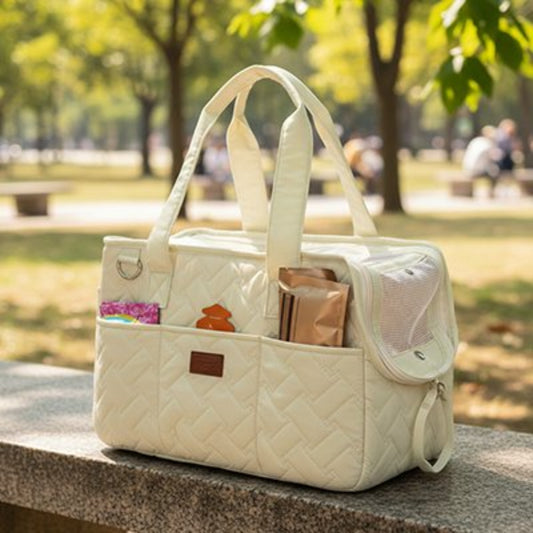 Sac transport pour petit chien beige sur table pic-nique