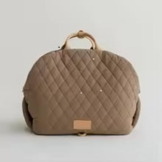 Sac de transport pour chien, tissu matelassé beige, anses et étiquette avant.