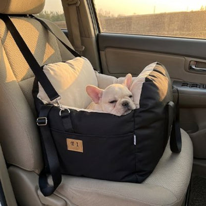 Siège auto pour chien noir, coussin rembourré, sangles sur les côtés, chien endormi
