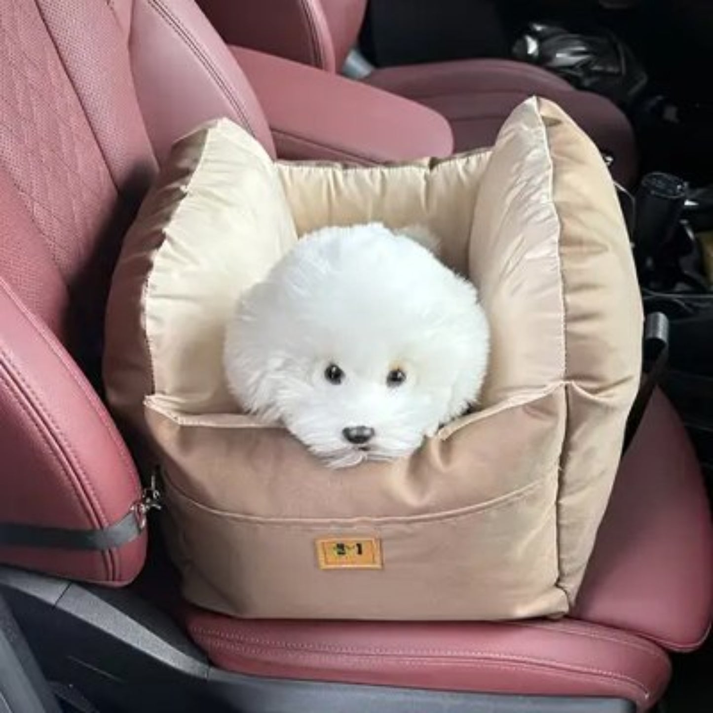 Siège auto pour chien brun clair, coussin profond, chien blanc au centre, logo rectangulaire