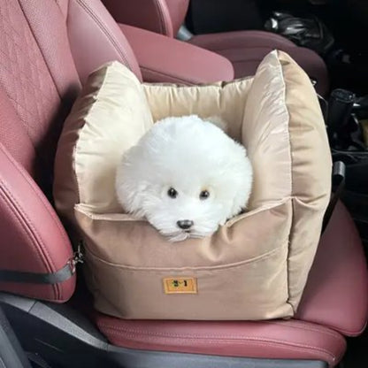 Siège auto pour chien brun clair, coussin profond, chien blanc au centre, logo rectangulaire