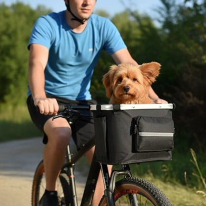 Panier à vélo pour chien noir sur porte-avant, vue de profil, avec chien assis.