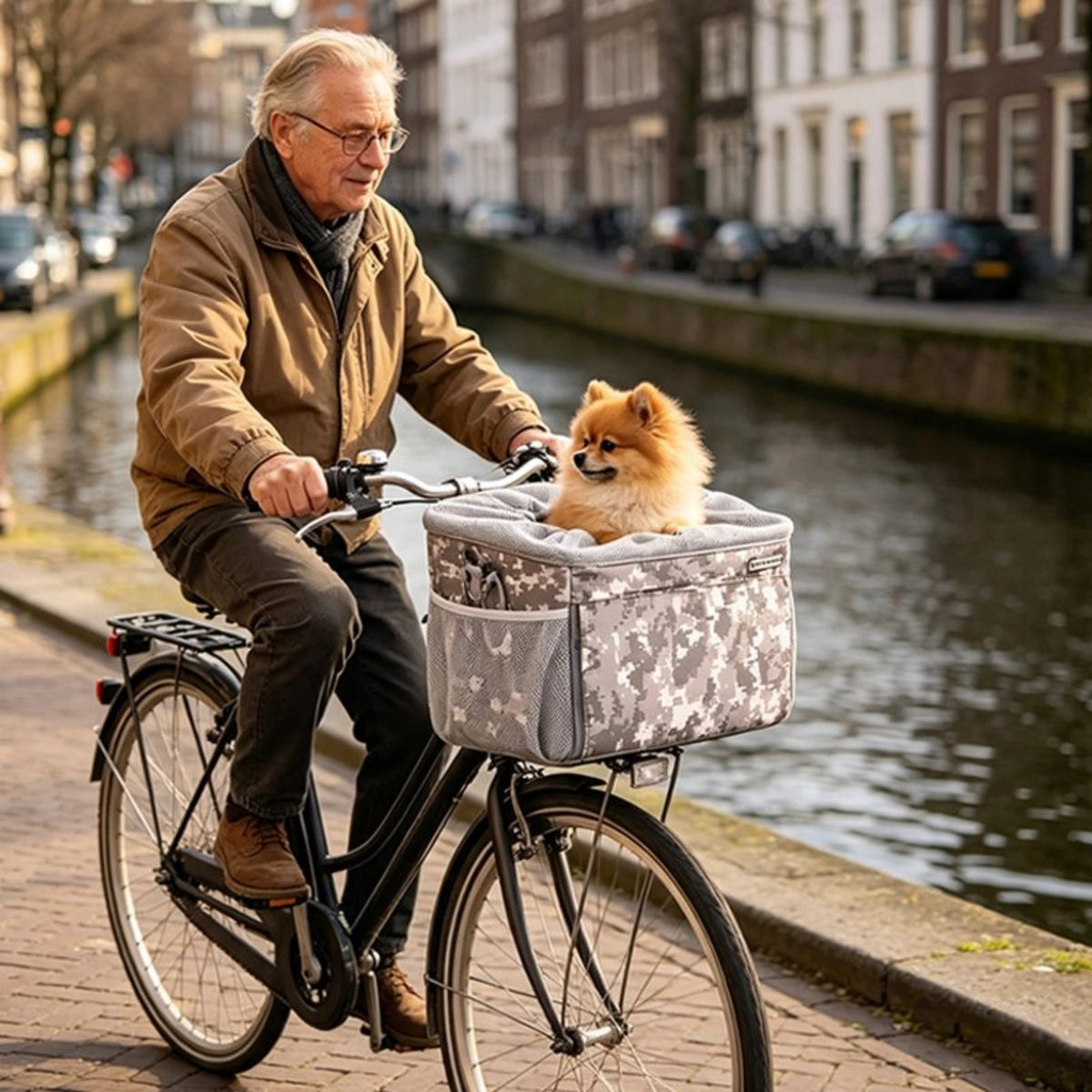 Vélo panier pour Chien belle aventure près de la rivière